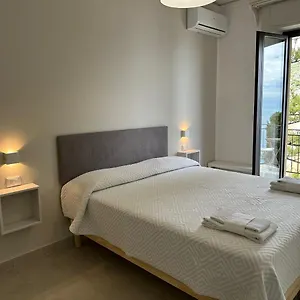 https://mira-taormina-rooms.taorminaitalyhotels.com